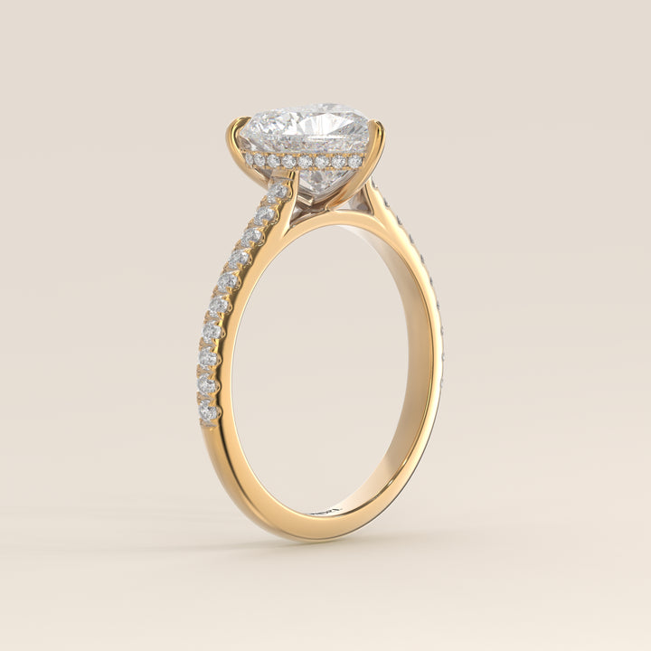 Bague de fiançailles en or jaune, sertie d'un diamant de laboratoire en forme de cœur, avec monture cathédrale, anneau pavé et halo discret.