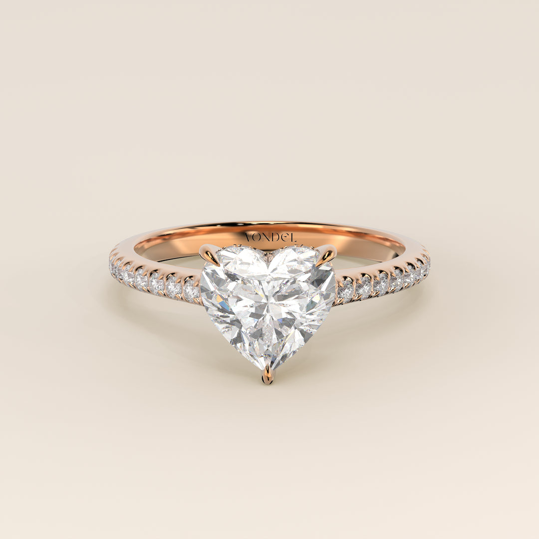 Bague de fiançailles en or rose, sertie d'un diamant de laboratoire en forme de cœur, serti cathédrale, anneau pavé et halo discret.