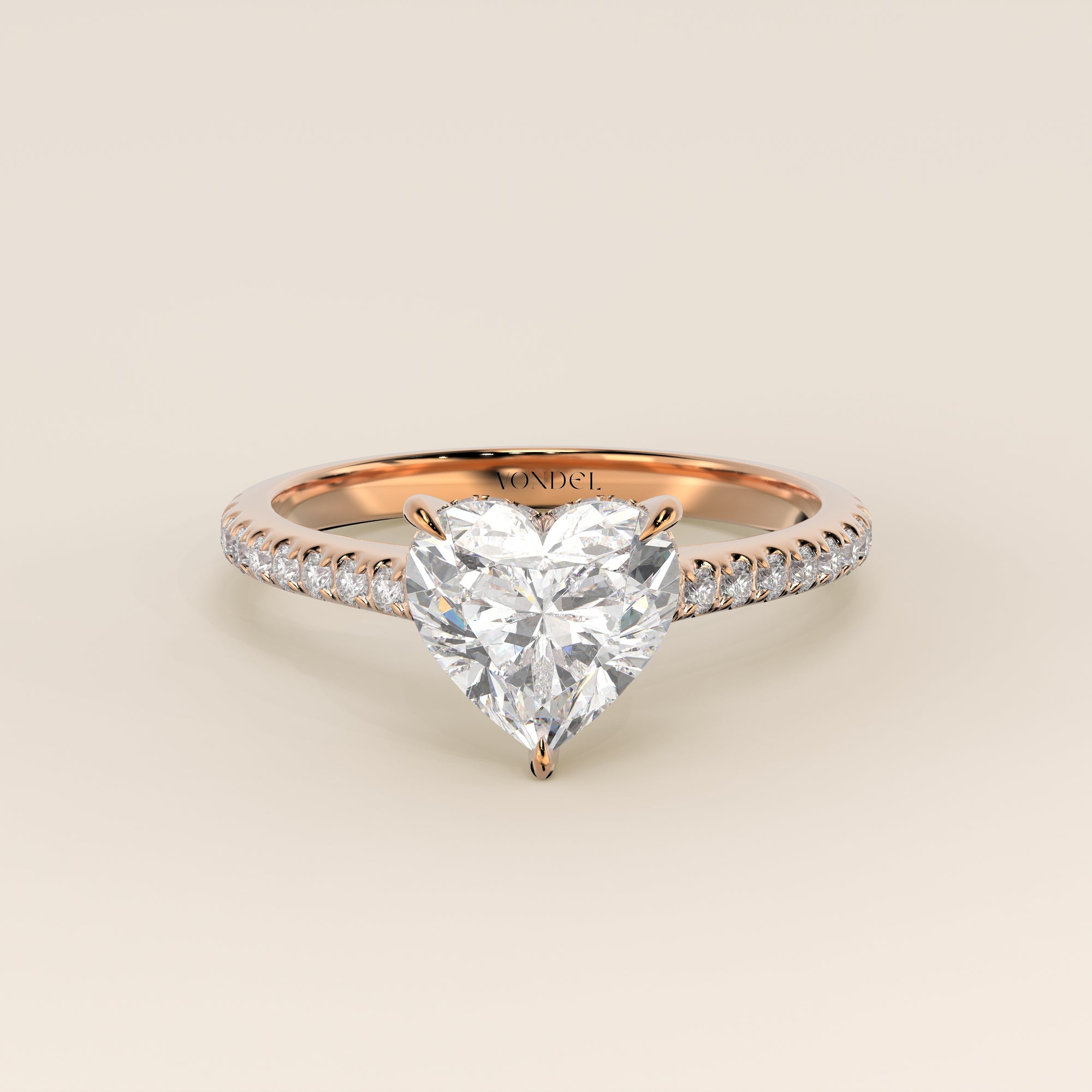 Bague de fiançailles en or rose, sertie d'un diamant de laboratoire en forme de cœur, serti cathédrale, anneau pavé et halo discret.