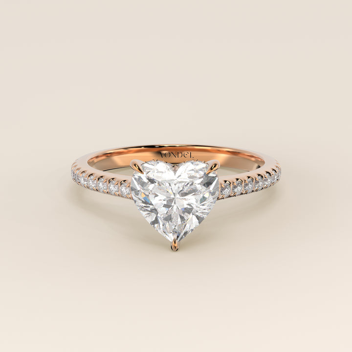 Bague de fiançailles en or rose, sertie d'un diamant de laboratoire en forme de cœur, serti cathédrale, anneau pavé et halo discret.
