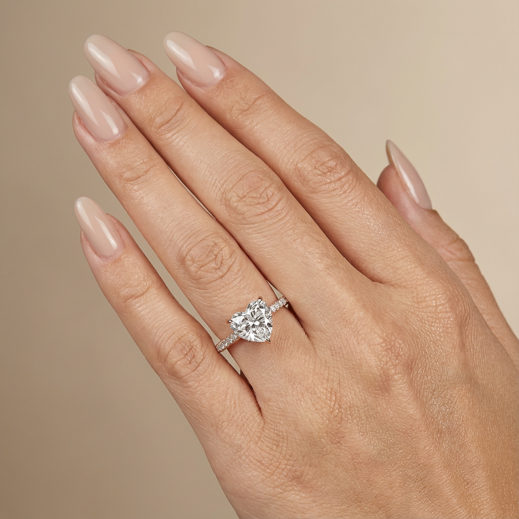 Bague de fiançailles en or rose, sertie d'un diamant de laboratoire en forme de cœur, serti cathédrale, anneau pavé et halo discret.