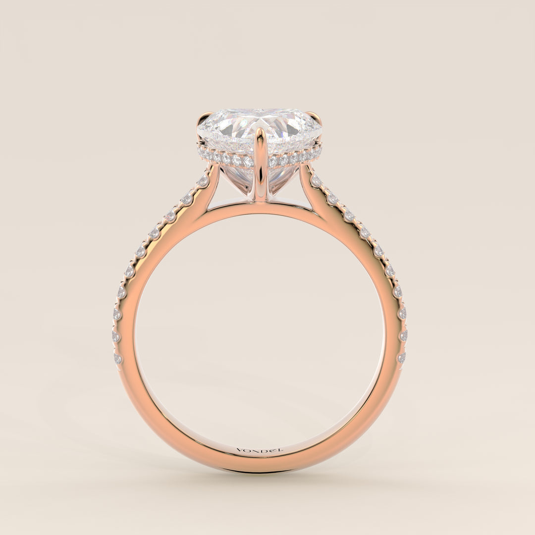 Bague de fiançailles en or rose, sertie d'un diamant de laboratoire en forme de cœur, serti cathédrale, anneau pavé et halo discret.