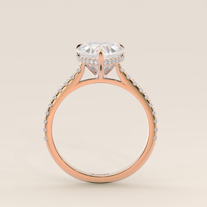 Bague de fiançailles en or rose, sertie d'un diamant de laboratoire en forme de cœur, serti cathédrale, anneau pavé et halo discret.