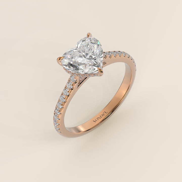 Bague de fiançailles en or rose, sertie d'un diamant de laboratoire en forme de cœur, serti cathédrale, anneau pavé et halo discret.