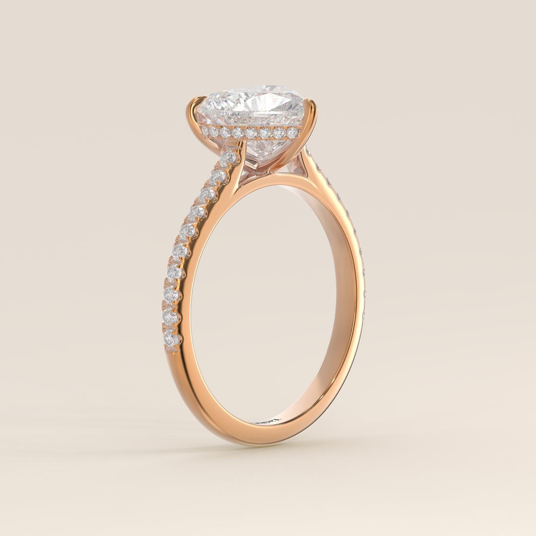 Bague de fiançailles en or rose, sertie d'un diamant de laboratoire en forme de cœur, serti cathédrale, anneau pavé et halo discret.