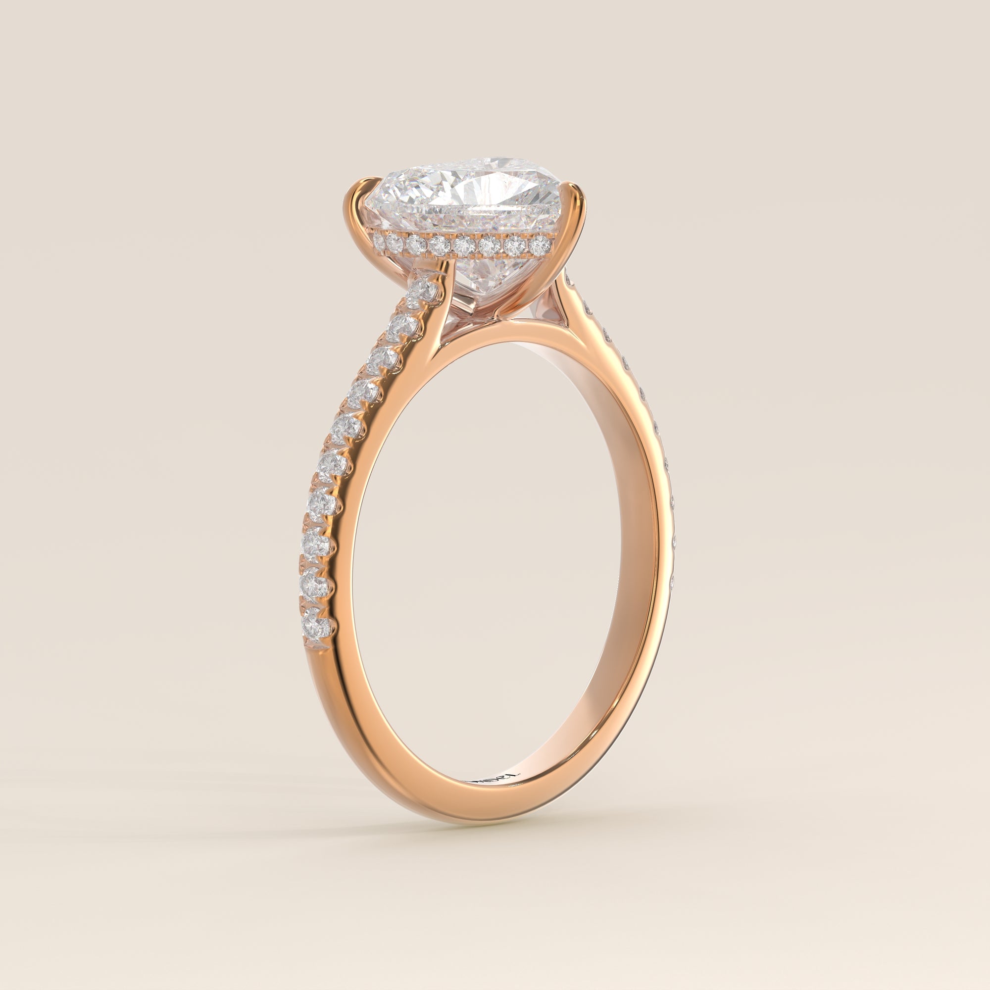 Bague de fiançailles en or rose, sertie d'un diamant de laboratoire en forme de cœur, serti cathédrale, anneau pavé et halo discret.