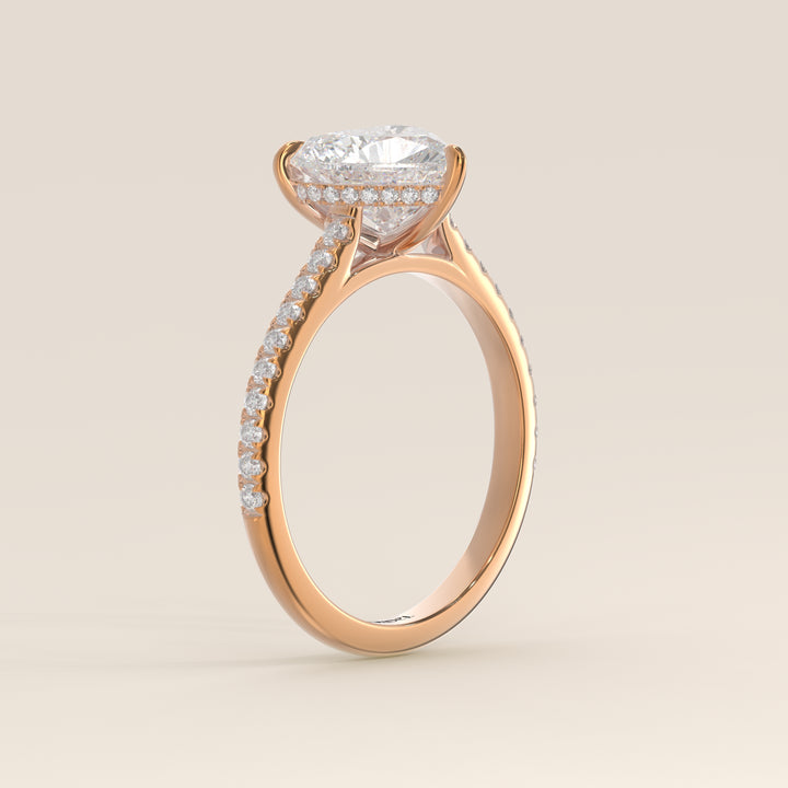 Bague de fiançailles en or rose, sertie d'un diamant de laboratoire en forme de cœur, serti cathédrale, anneau pavé et halo discret.