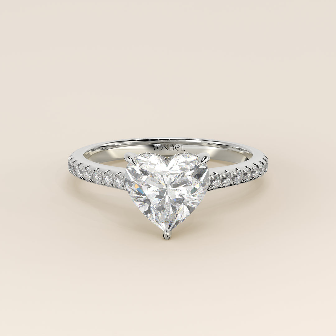Bague de fiançailles en or blanc, sertie d'un diamant de laboratoire en forme de cœur, avec monture cathédrale, anneau pavé et halo discret.