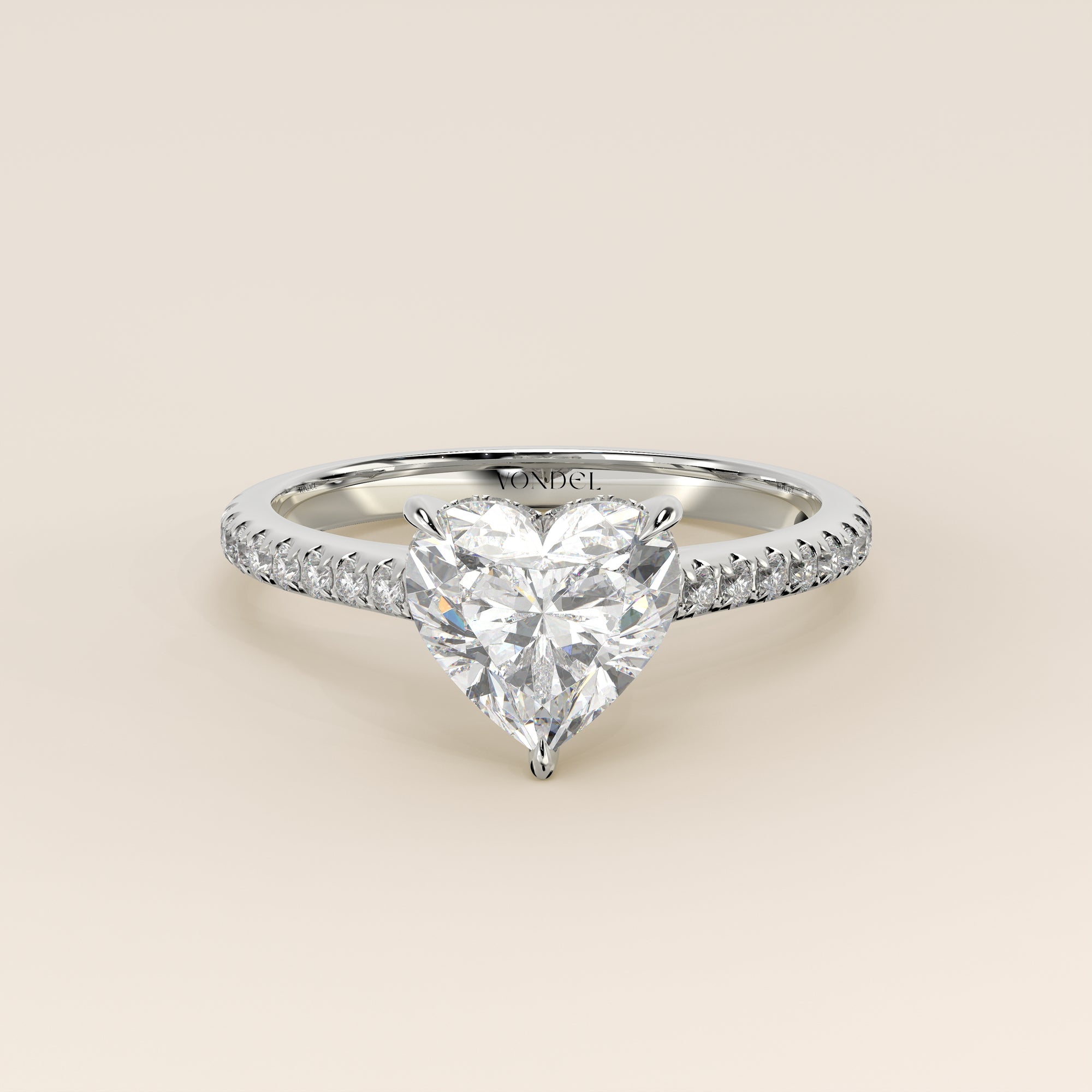 Bague de fiançailles en or blanc, sertie d'un diamant de laboratoire en forme de cœur, avec monture cathédrale, anneau pavé et halo discret.