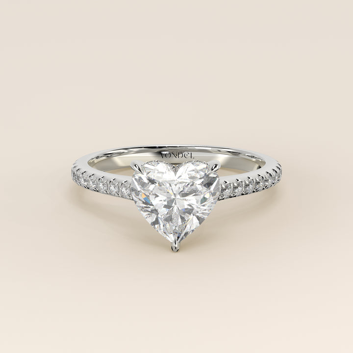 Bague de fiançailles en or blanc, sertie d'un diamant de laboratoire en forme de cœur, avec monture cathédrale, anneau pavé et halo discret.