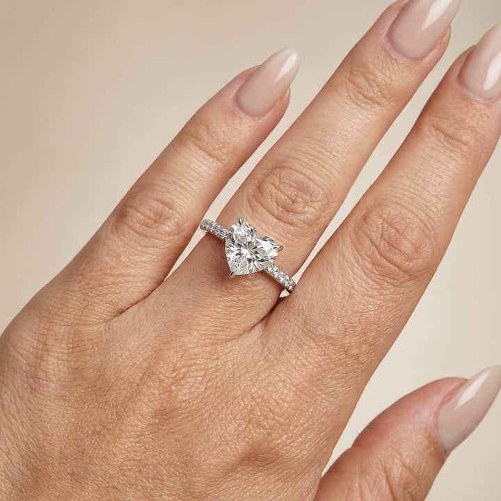 Bague de fiançailles en or blanc, sertie d'un diamant de laboratoire en forme de cœur, avec monture cathédrale, anneau pavé et halo discret.