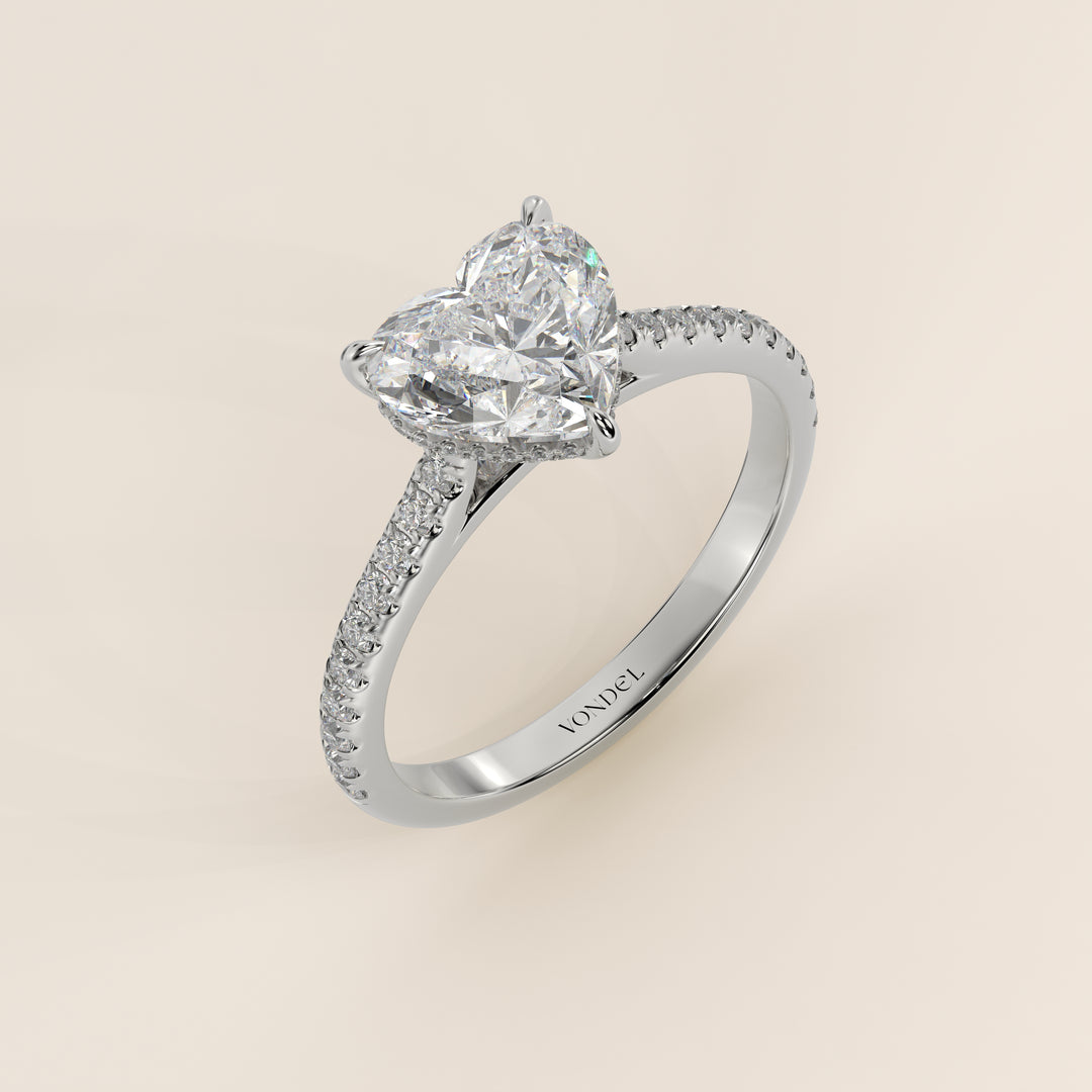 Bague de fiançailles en or blanc, sertie d'un diamant de laboratoire en forme de cœur, avec monture cathédrale, anneau pavé et halo discret.