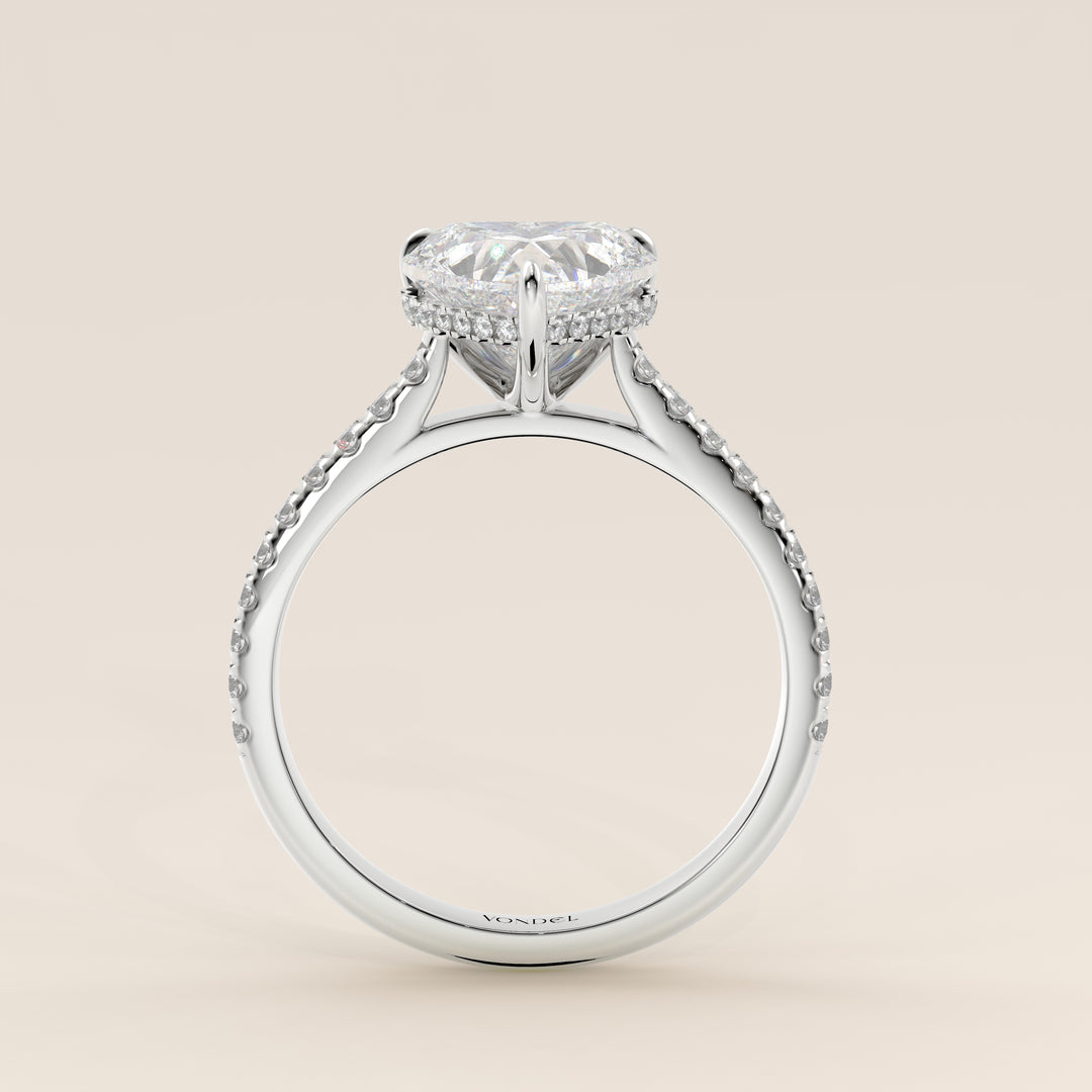 Bague de fiançailles en or blanc, sertie d'un diamant de laboratoire en forme de cœur, avec monture cathédrale, anneau pavé et halo discret.