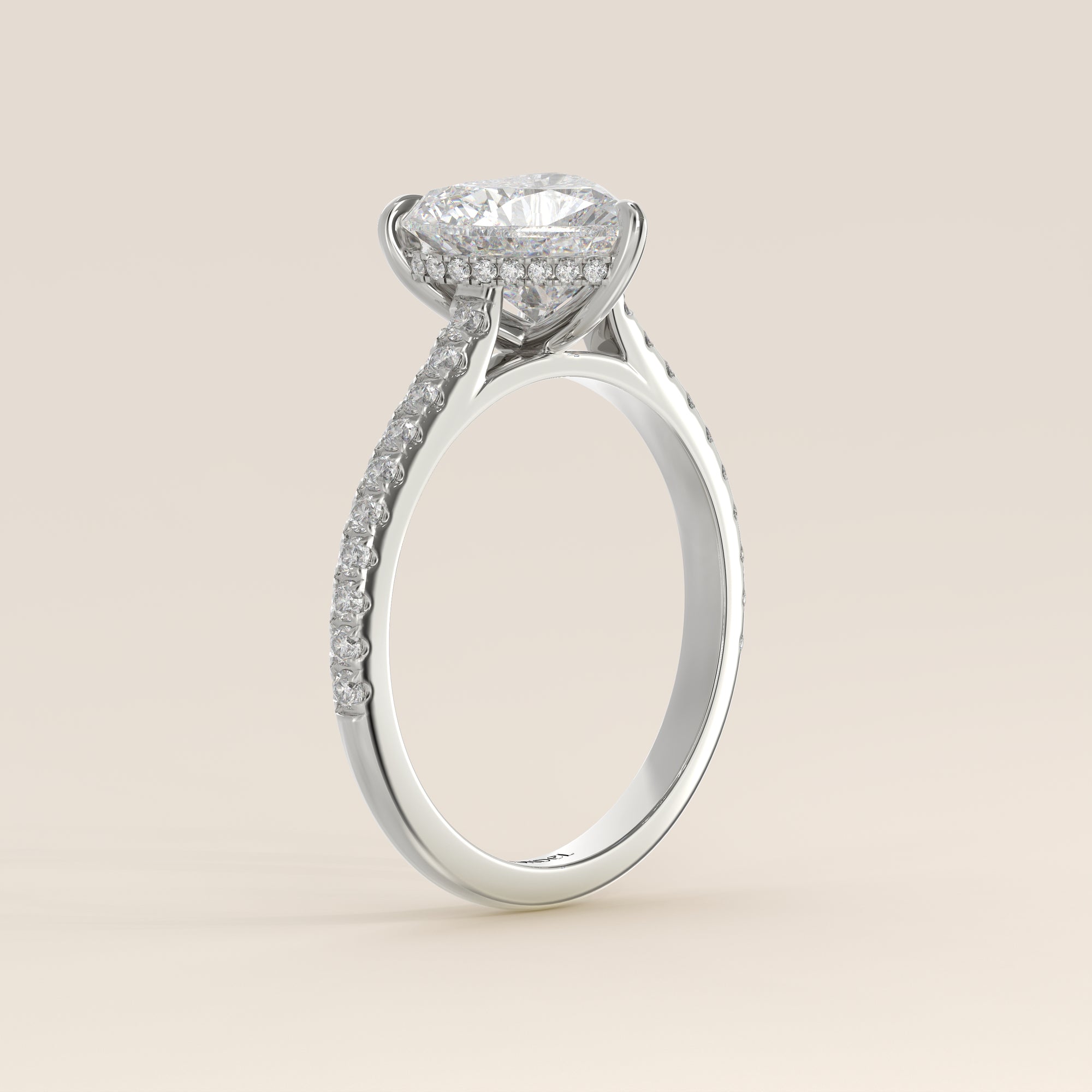 Bague de fiançailles en or blanc, sertie d'un diamant de laboratoire en forme de cœur, avec monture cathédrale, anneau pavé et halo discret.