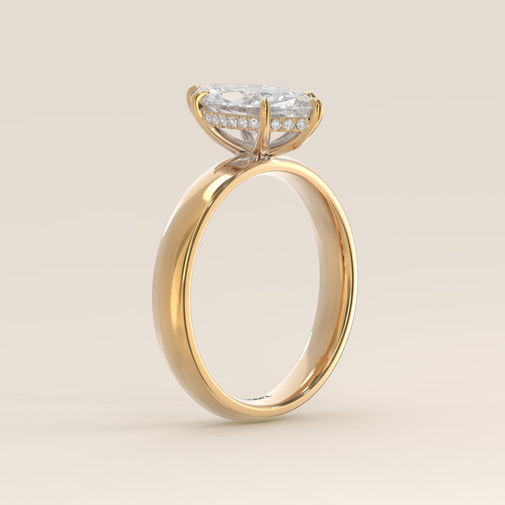 Verlovingsring marquise lab grown diamant met brede band en hidden halo, geelgoud