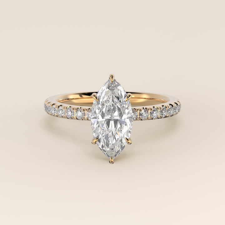 Verlovingsring marquise lab grown diamant met hidden halo en pave band, geelgoud