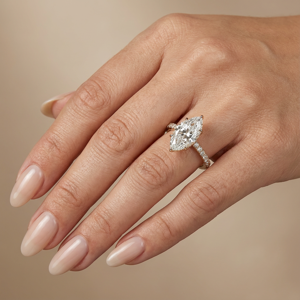 Verlovingsring marquise lab grown diamant met hidden halo en pave band, geelgoud