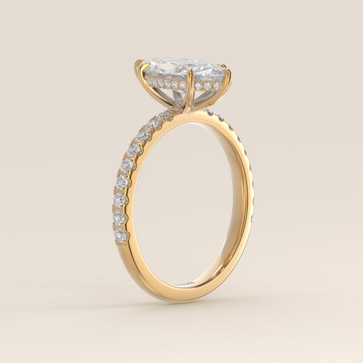 Verlovingsring marquise lab grown diamant met hidden halo en pave band, geelgoud