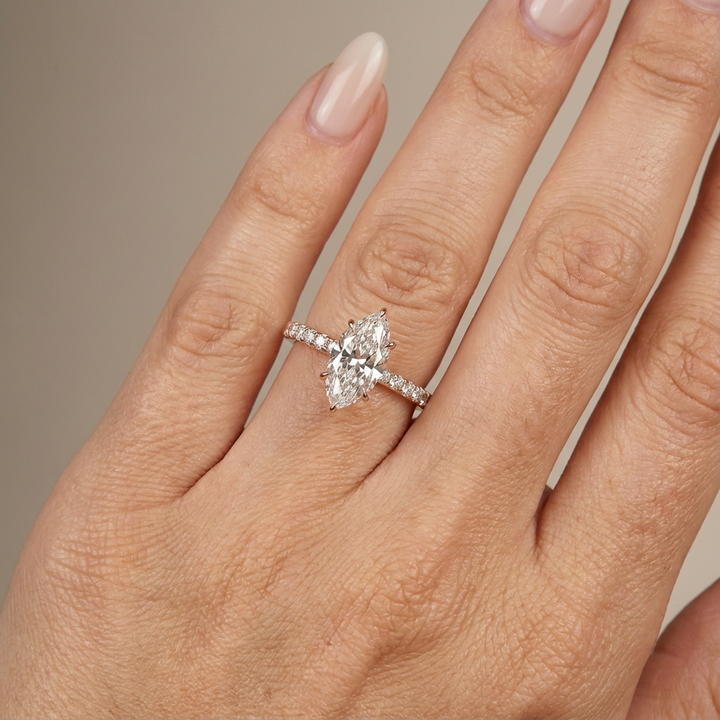 Verlovingsring marquise lab grown diamant met hidden halo en pave band, rosegoud