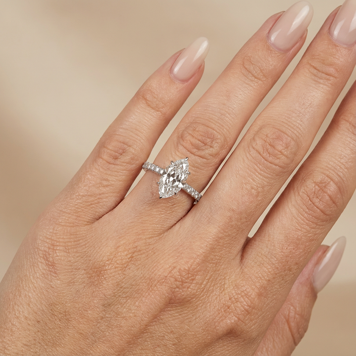 Verlovingsring marquise lab grown diamant met hidden halo en pave band, witgoud