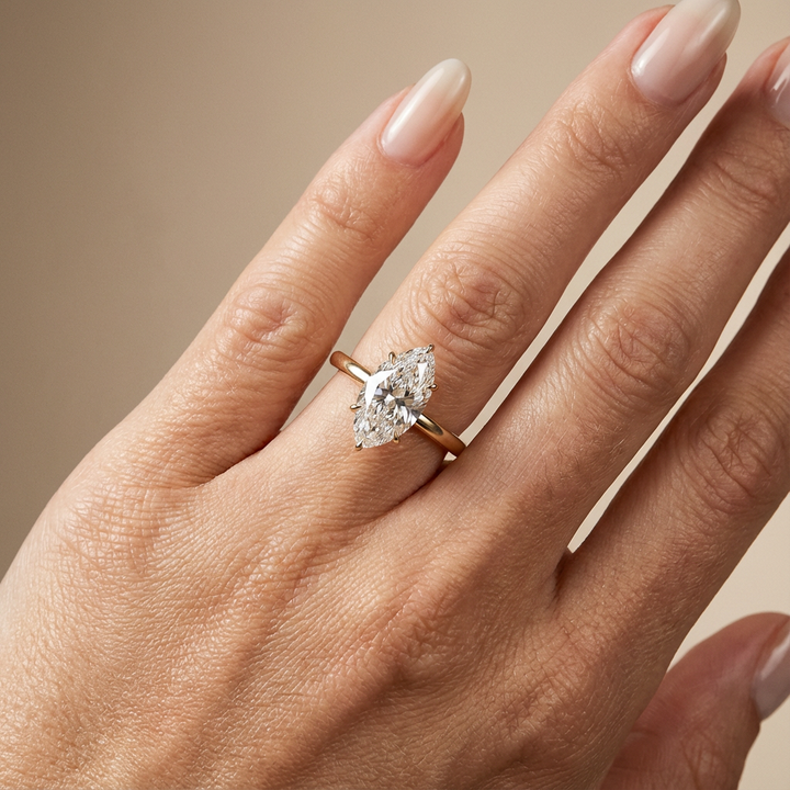 Verlovingsring marquise lab grown diamant met hidden halo, geelgoud
