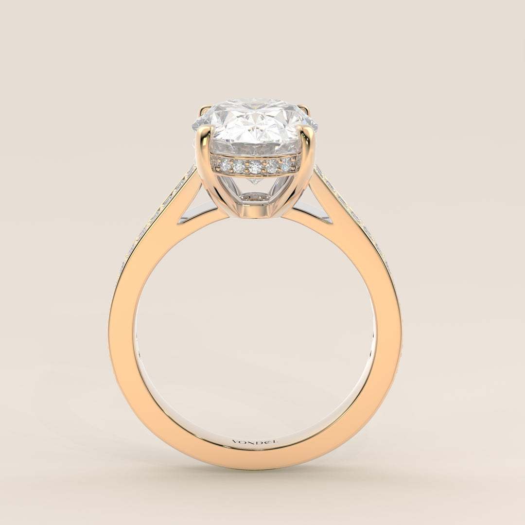 Verlovingsring ovaal lab grown diamant met brede pave band, cathedral setting en hidden halo, geelgoud