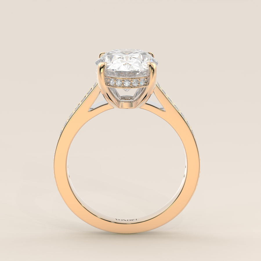 Verlovingsring ovaal lab grown diamant met brede pave band, cathedral setting en hidden halo, geelgoud