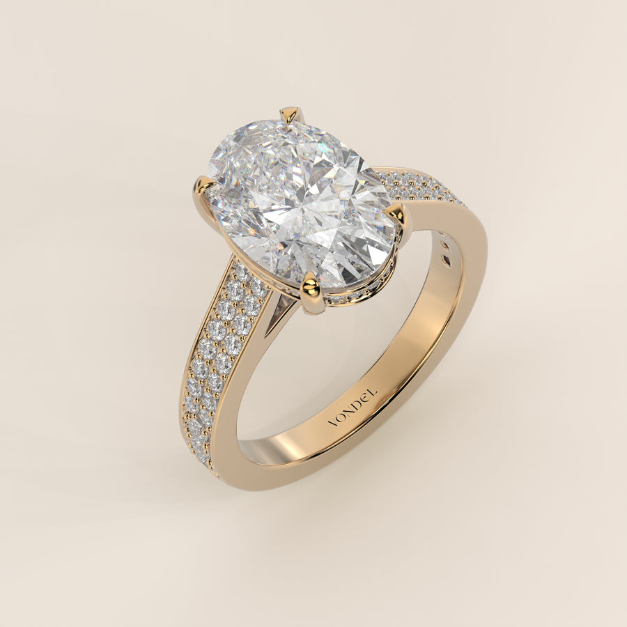 Verlovingsring ovaal lab grown diamant met brede pave band, cathedral setting en hidden halo, geelgoud