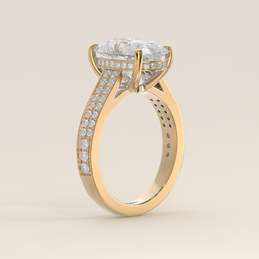 Verlovingsring ovaal lab grown diamant met brede pave band, cathedral setting en hidden halo, geelgoud