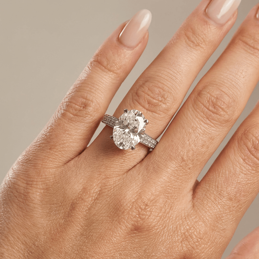 Verlovingsring ovaal lab grown diamant met brede pave band, cathedral setting en hidden halo