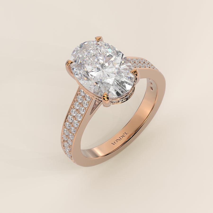 Verlovingsring ovaal lab grown diamant met brede pave band, cathedral setting en hidden halo, rosegoud