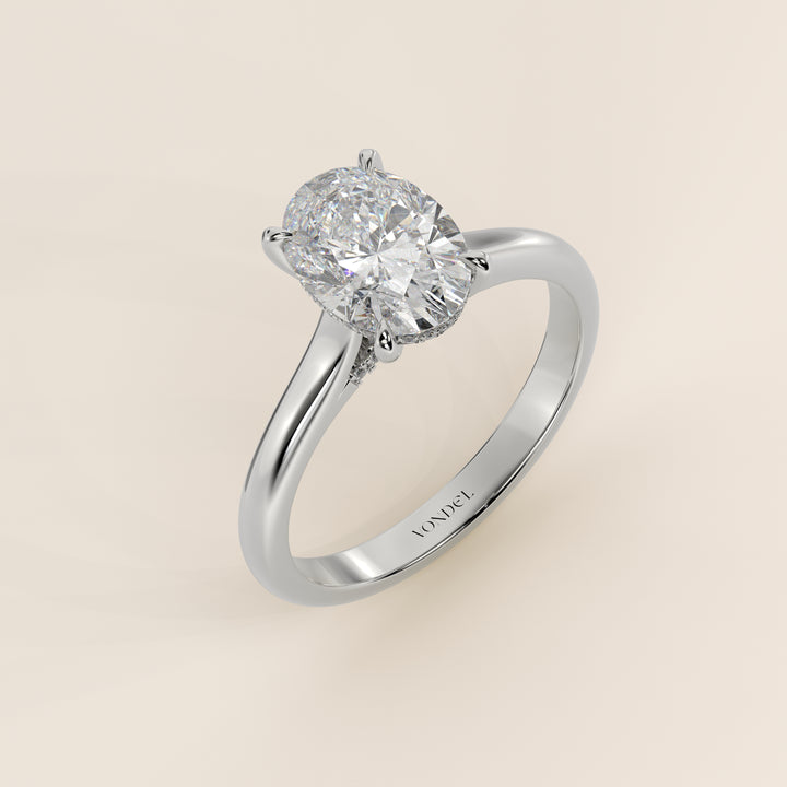 Verlovingsring ovaal lab grown diamant met cathedral setting, hidden halo en diamond bridge, witgoud