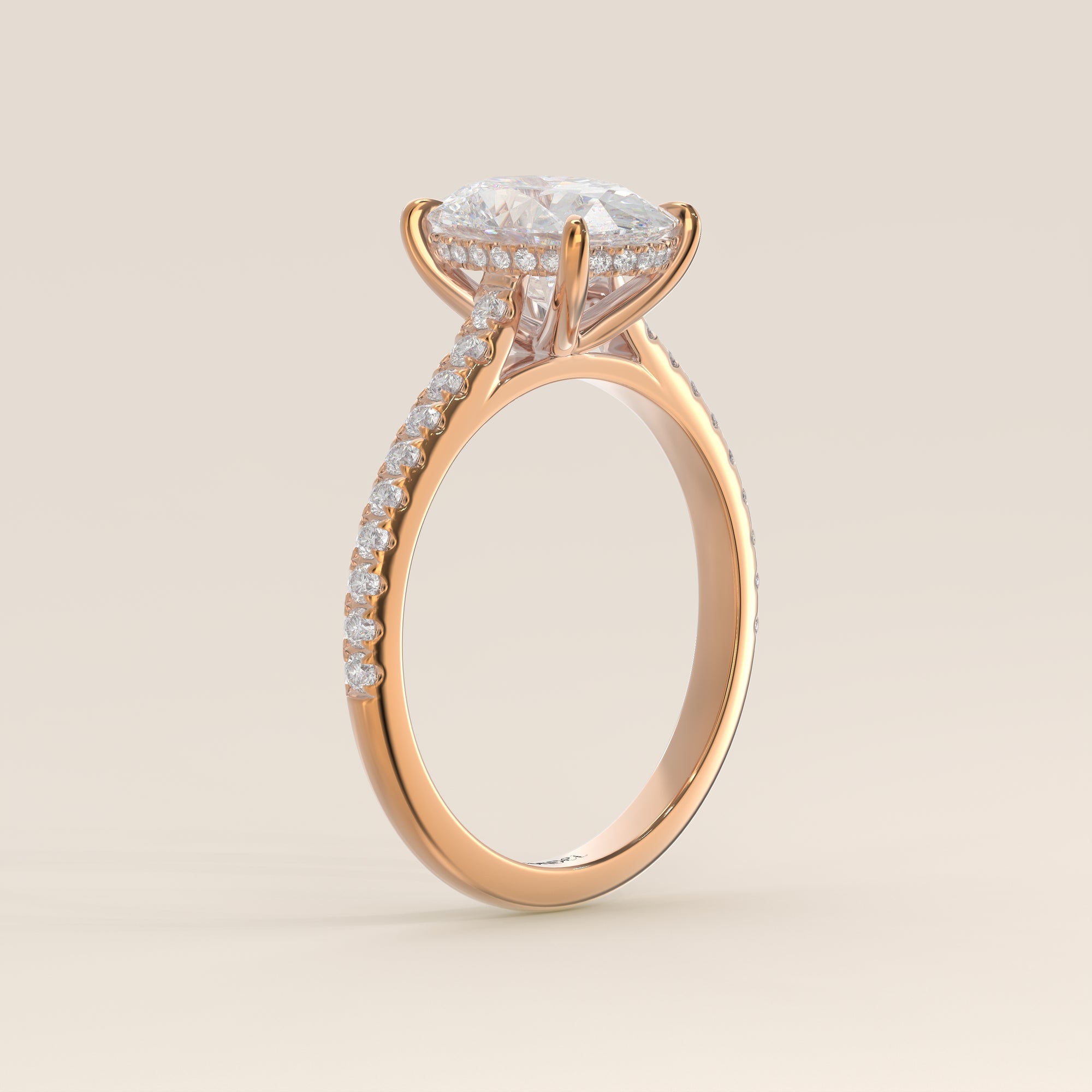 Verlovingsring ovaal lab grown diamant met cathedral zetting, pave band en hidden halo, rosegoud
