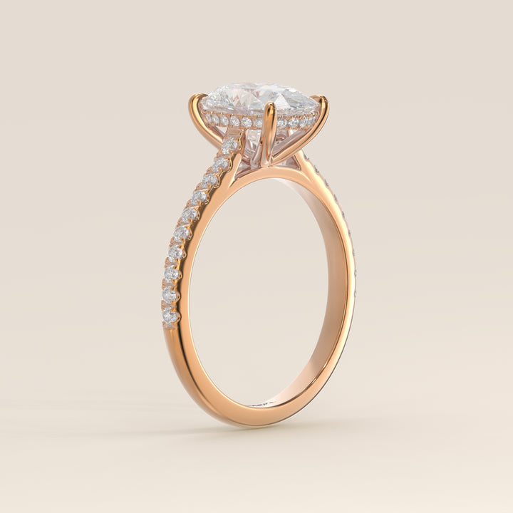 Verlovingsring ovaal lab grown diamant met cathedral zetting, pave band en hidden halo, rosegoud