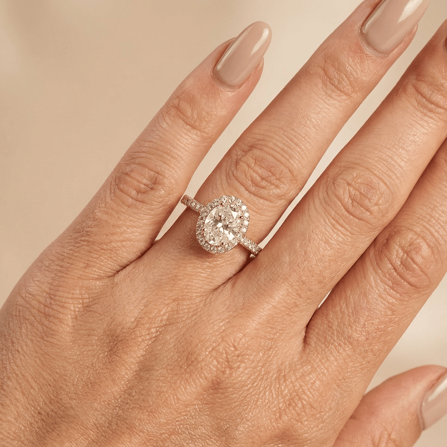Verlovingsring ovaal lab grown diamant met halo en pave band, geelgoud