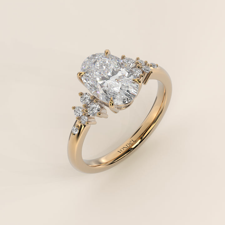 Verlovingsring ovaal lab grown diamant met hidden halo en lage zetting, geelgoud