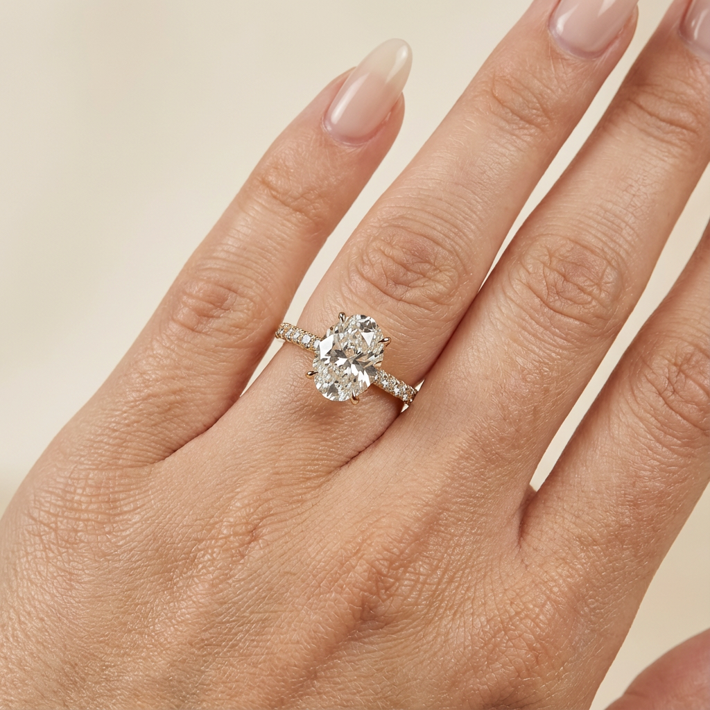 Verlovingsring ovaal lab grown diamant met hidden halo en pave band, geelgoud