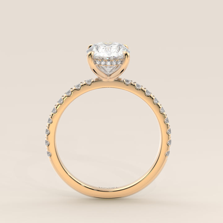 Verlovingsring ovaal lab grown diamant met hidden halo en pave band, geelgoud