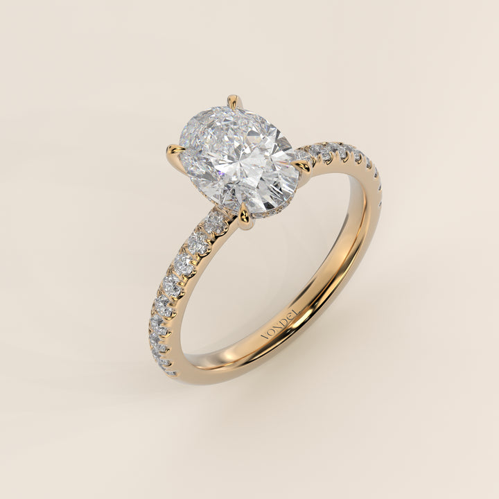 Verlovingsring ovaal lab grown diamant met hidden halo en pave band, geelgoud