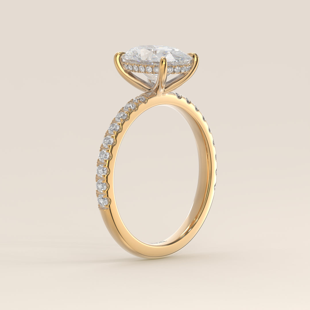 Verlovingsring ovaal lab grown diamant met hidden halo en pave band, geelgoud