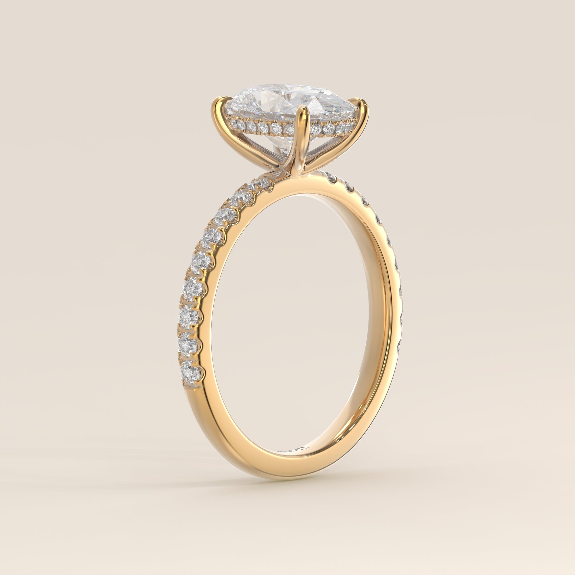Verlovingsring ovaal lab grown diamant met hidden halo en pave band, geelgoud