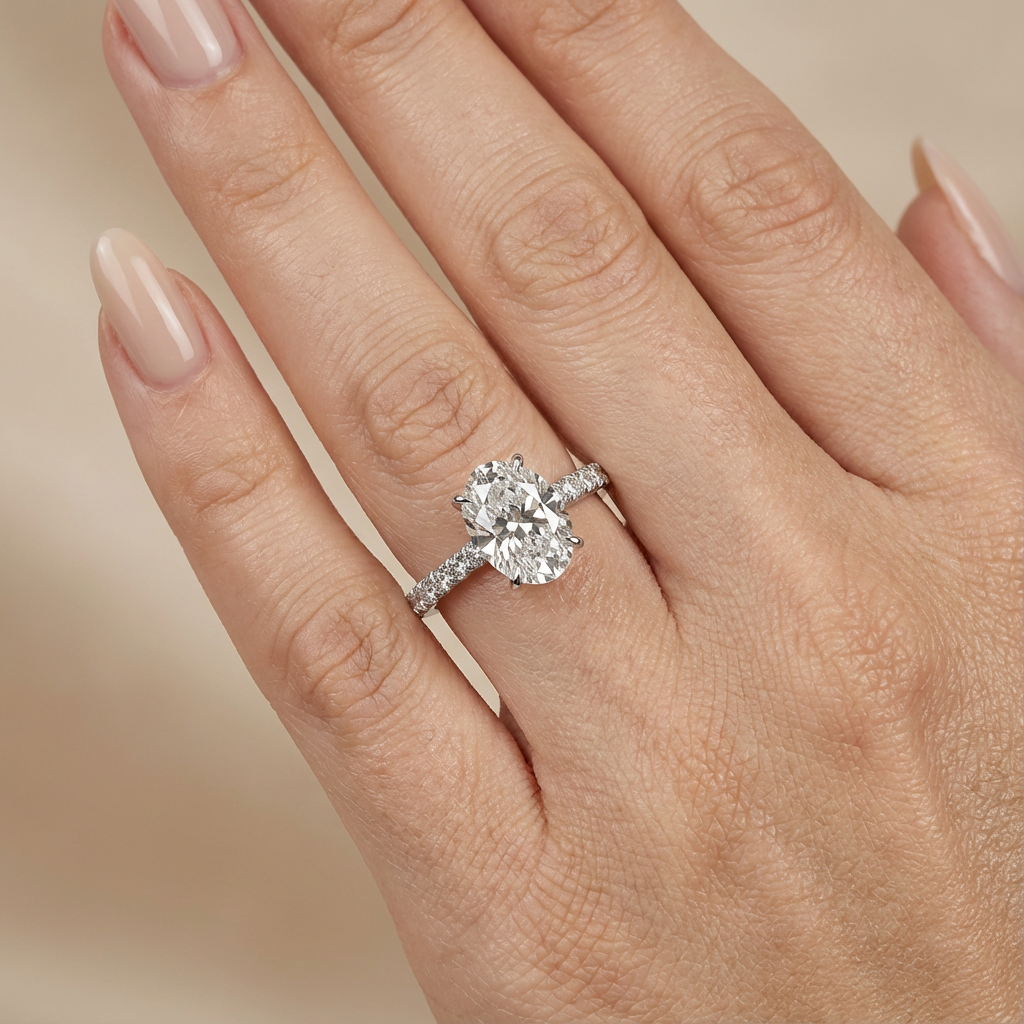 Verlovingsring ovaal lab grown diamant met hidden halo en pave band, witgoud