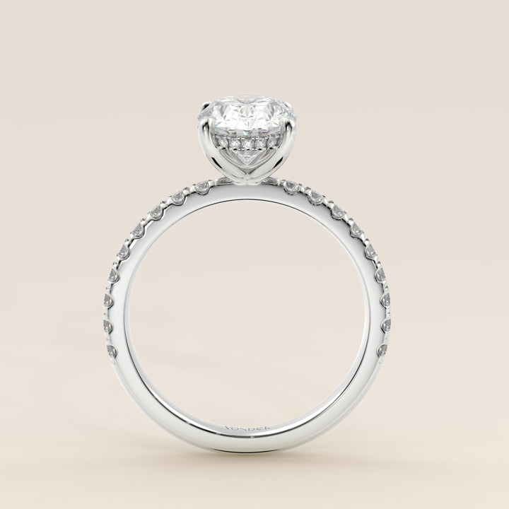 Verlovingsring ovaal lab grown diamant met hidden halo en pave band, witgoud