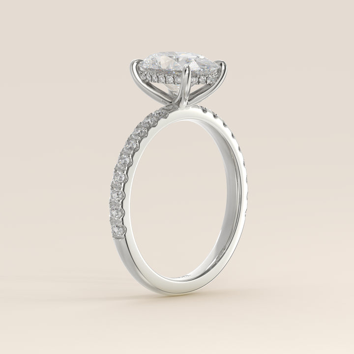 Verlovingsring ovaal lab grown diamant met hidden halo en pave band, witgoud
