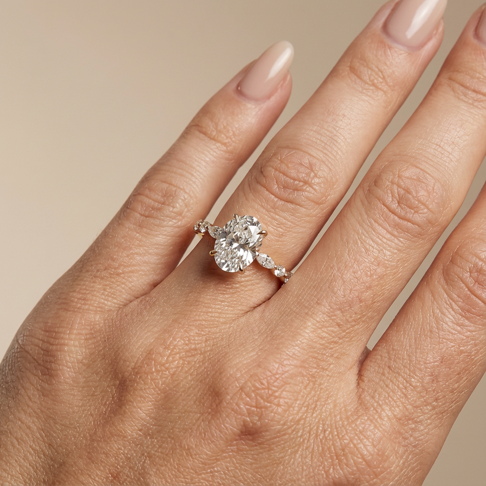 Verlovingsring ovaal lab grown diamant met marquise- en ronde diamantband, geelgoud