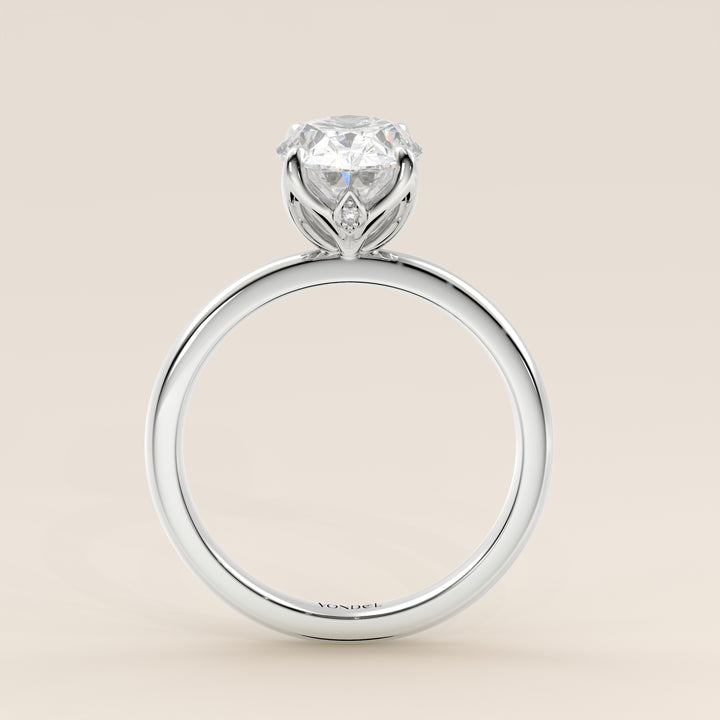 Verlovingsring ovaal lab grown diamant met petal prongs, witgoud