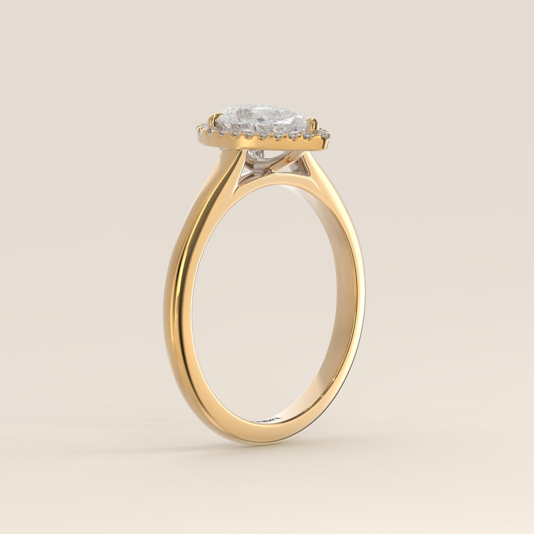 Verlovingsring peer halo lab grown diamant met cathedral en hoge zetting, geelgoud