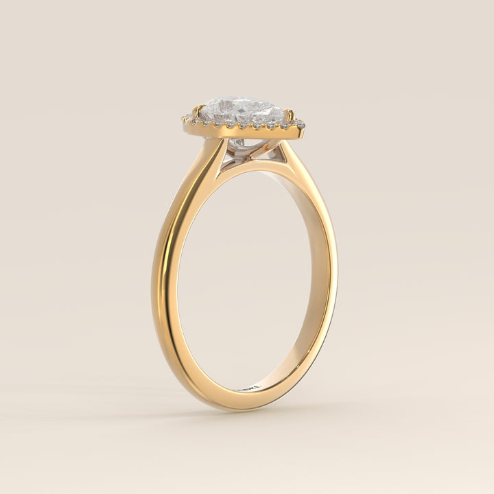 Verlovingsring peer halo lab grown diamant met cathedral en hoge zetting, geelgoud