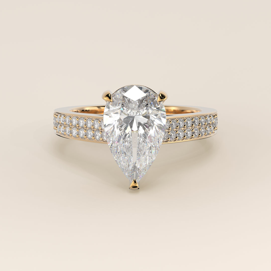 Verlobungsring mit birnenförmigem, im Labor gezüchtetem Diamanten, breiter Pavé-Fassung, Kathedralenfassung und verstecktem Halo, Gelbgold