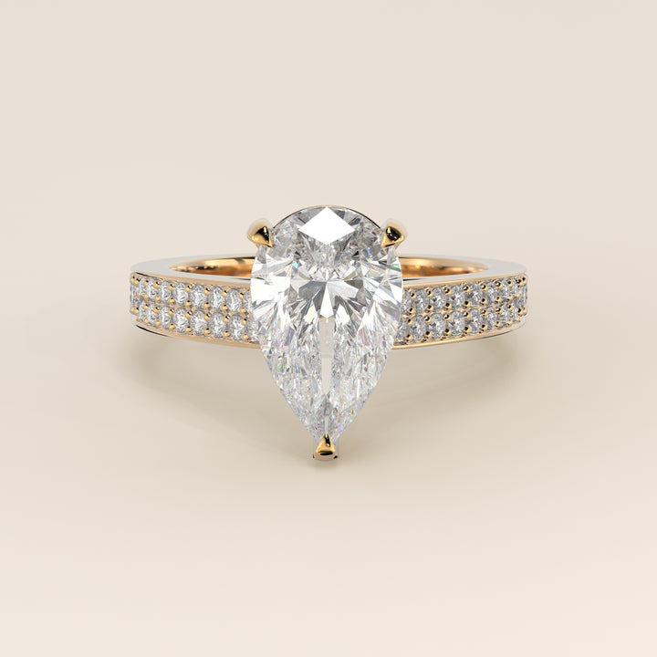 Verlobungsring mit birnenförmigem, im Labor gezüchtetem Diamanten, breiter Pavé-Fassung, Kathedralenfassung und verstecktem Halo, Gelbgold